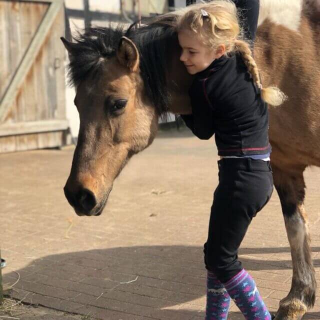 dziewczynka z koniem
